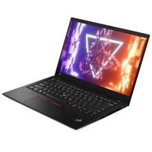 Lenovo ThinkPad X1 Carbon G8 con la pantalla encendida, en ángulo sobre fondo blanco