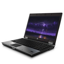 HP EliteBook 8440P visto de frente, con el teclado y la pantalla abiertos
