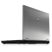 HP EliteBook 8440P con la tapa cerrada, acabado plateado