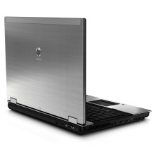 HP EliteBook 8440P visto desde atrás, con la tapa cerrada en ángulo