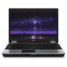 HP EliteBook 8440P con la pantalla encendida, en ángulo sobre fondo blanco