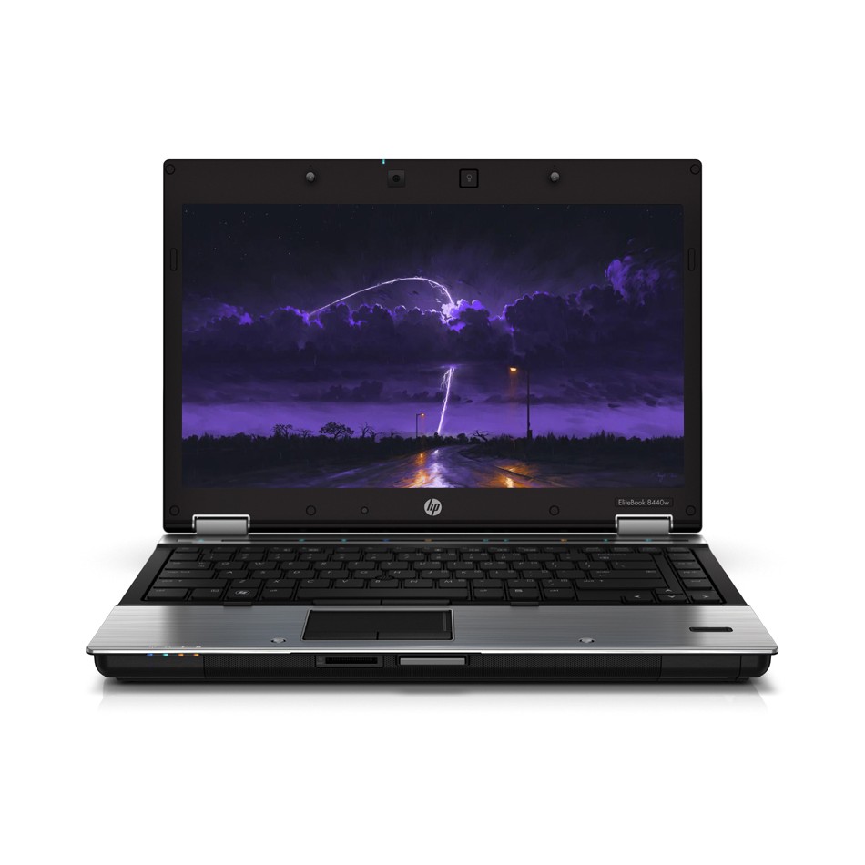 HP EliteBook 8440P con la pantalla encendida, en ángulo sobre fondo blanco