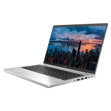 HP ProBook 440 G9 abierto en ángulo lateral, mostrando el teclado desde otro punto de vista