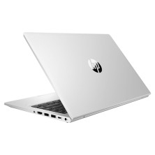 HP ProBook 440 G9 cerrado, vista trasera en ángulo mostrando el grosor del chasis