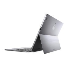 Dell Latitude 7210 visto desde atrás en ángulo, con el teclado plegado bajo la tableta