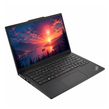 Lenovo ThinkPad E15 Gen 4 abierto en ángulo, teclado numérico y TrackPoint rojo
