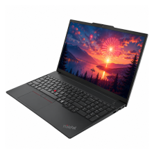 Lenovo ThinkPad E15 Gen 4 abierto en perspectiva, chasis negro mate