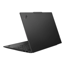 Lenovo ThinkPad E15 Gen 4 cerrado en ángulo, tapa con logotipo ThinkPad