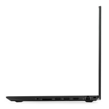 Tapa negra del ThinkPad T580 a medio abrir, vista trasera con el logo