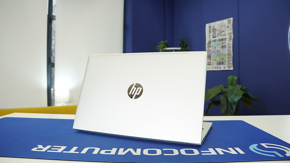 Fotografía del HP 650 G8 por detrás, donde se ven los puertos y el diseño elegante en color plateado.