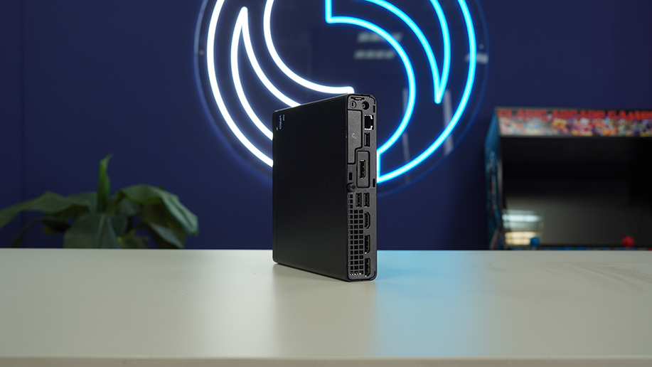 fotografía del hp elitedesk 800 g9 mini pc por detrás, donde se ven los puertos de conexión que tiene