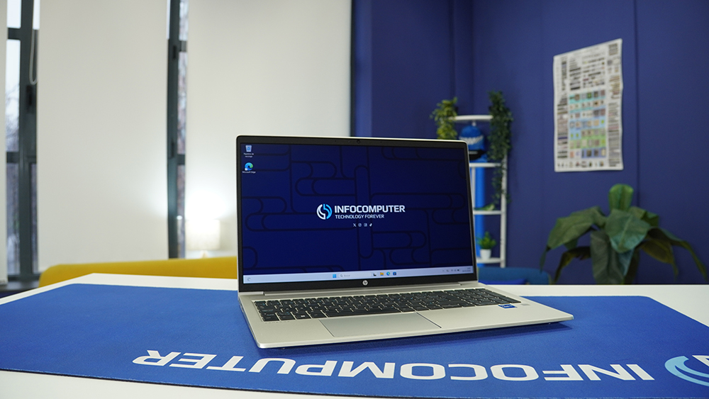 Fotografía del HP 650 G8 reacondicionado, sobre mesa de InfoComputer y pantalla abierta