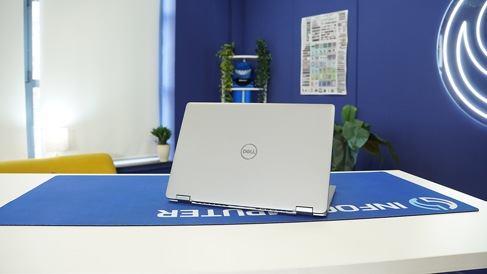 Imagen trasera del Dell Latitude 5230 donde se ve su tapa plateada y el elegante diseño del portátil