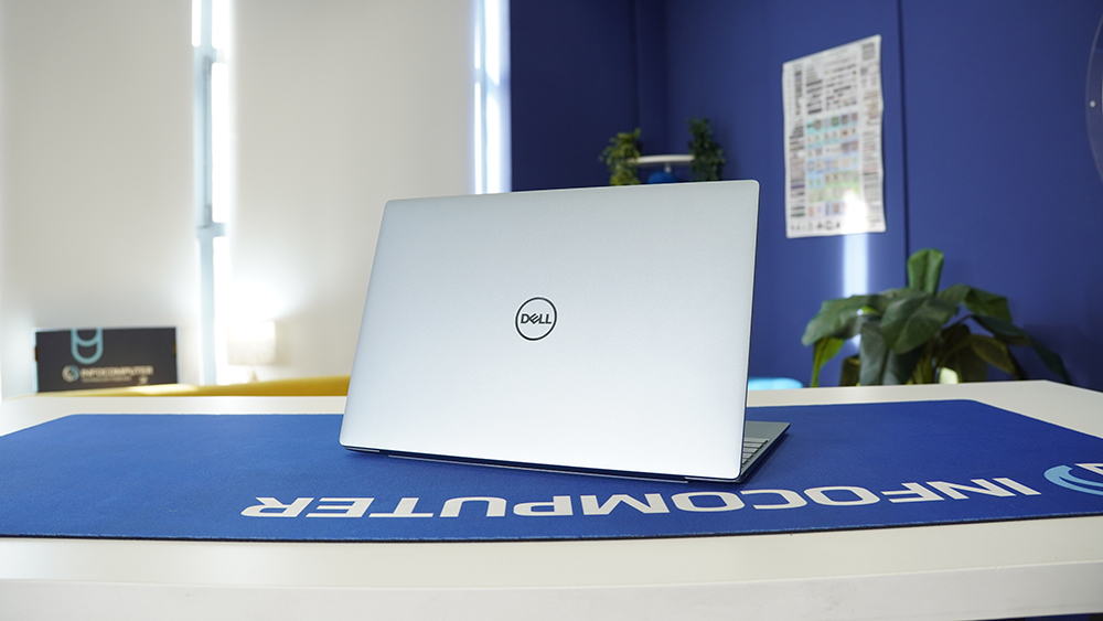 Tapa exterior del Dell XPS 13 9315 en acabado aluminio con el logotipo central de Dell, enfatizando su estética premium y construcción robusta