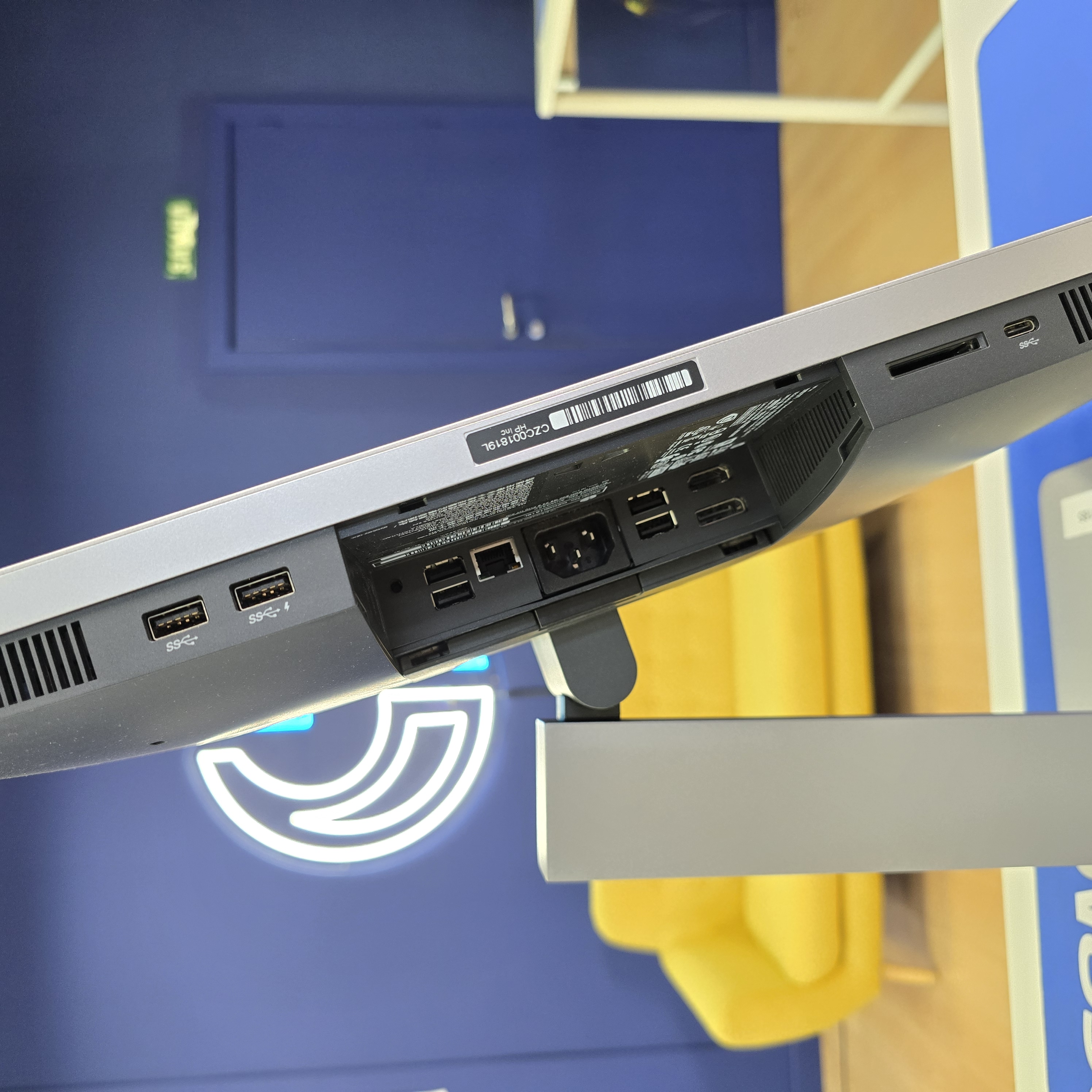 Vista lateral del HP EliteOne 800 G5 All-in-One, mostrando los puertos de conexión y la conectividad avanzada del dispositivo