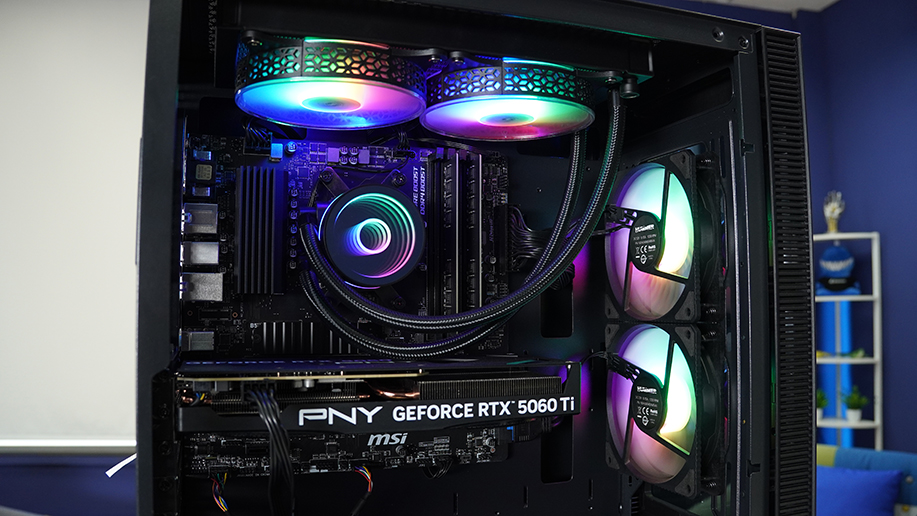 Interior del PC gaming PcElite Triton con refrigeración líquida, ventiladores RGB y tarjeta gráfica instalada