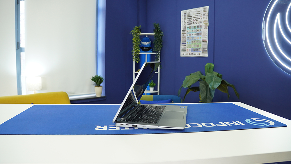 Imagen lateral del Dell Latitude 5230 reacondicionado, donde se ven los puertos, sobre escritorio