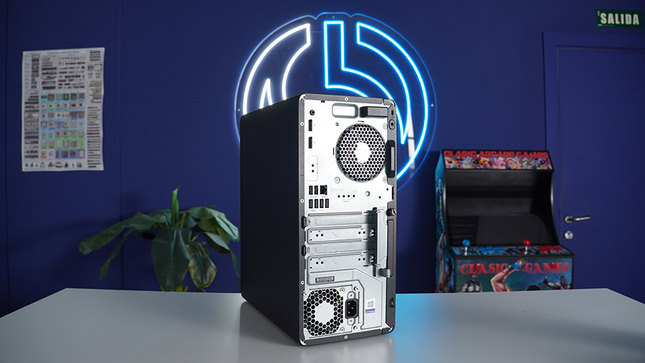 Fotografía del HP HP EliteDesk 800 G6 Mini Torre reacondicionado por detrás, donde se ven todos los puertos de conexión y ranuras de expansión