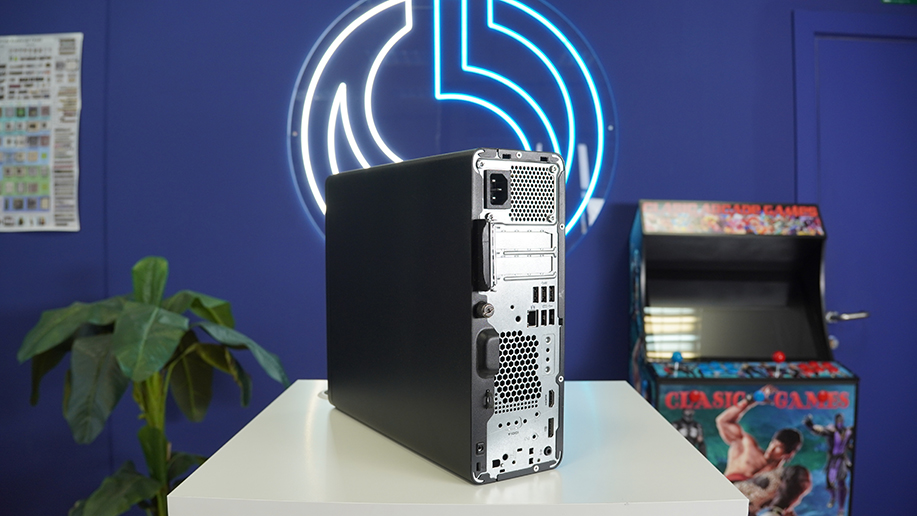 Parte trasera del HP Pro 400 G9 SFF reacondicionado mostrando todos los puertos, ranuras de expansión y conectividad profesional