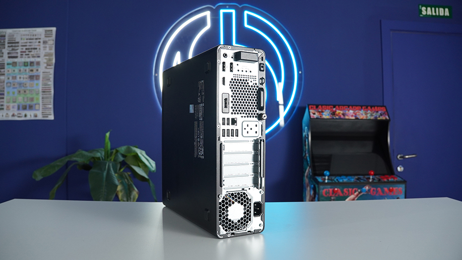 HP Elite 600 G9 SFF por detrás, donde se ven los puertos y ventiladores
