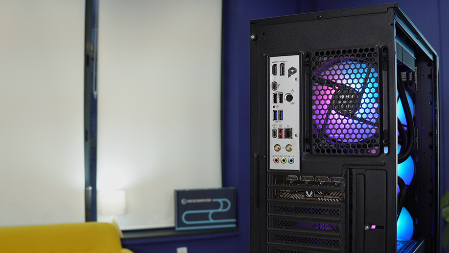 Puertos traseros y ventilación del PC gaming PcElite Triton con iluminación RGB y chasis de alto rendimiento