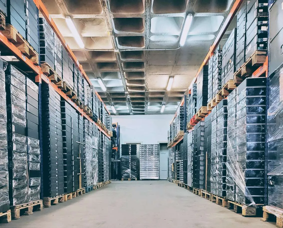 Almacén logístico de InfoComputer con estanterías y pallets
