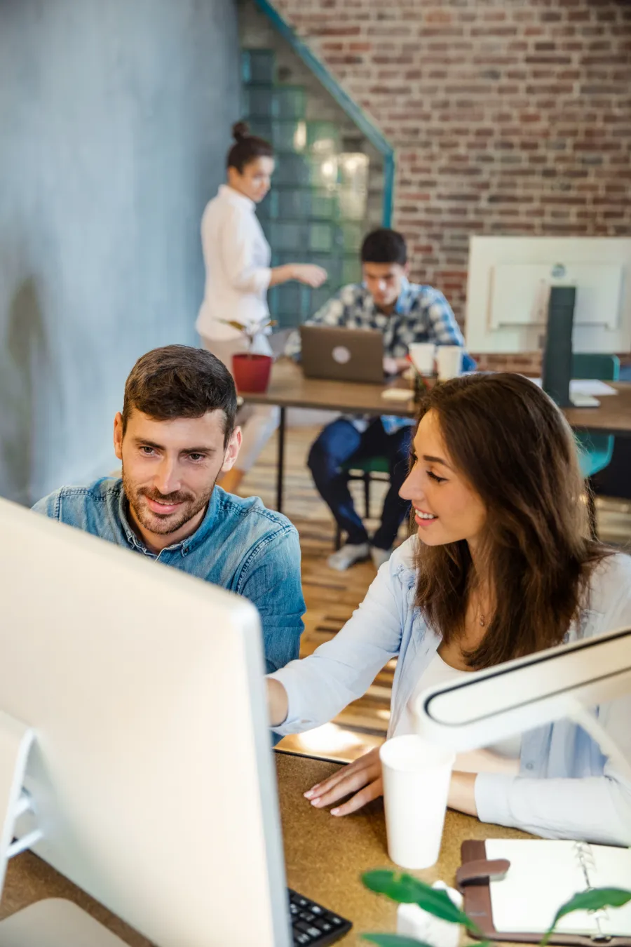Equipo de InfoComputer trabajando con material tecnológico para empresas